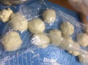 分成大约50克一个剂子，多了一点点，可以平均分，发现如果多包馅的话，皮50克太小，可以平均分成10个