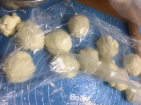 分成大约50克一个剂子，多了一点点，可以平均分，发现如果多包馅的话，皮50克太小，可以平均分成10个