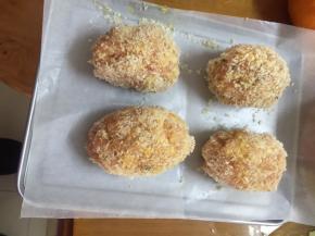 鸡蛋上裹肉糜，在蛋液中滚下，在裹上面包糠