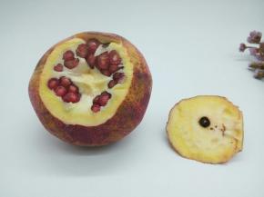 洗净的石榴切去上半部分，