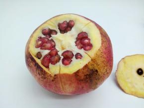 用小刀沿凸起的地方从上到下划一刀，深度只划破。果皮最理想，有几道凸起就划几刀，
