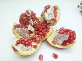 两手同时用力把石榴沿刀印儿掰开，果实就呈现在眼前了

