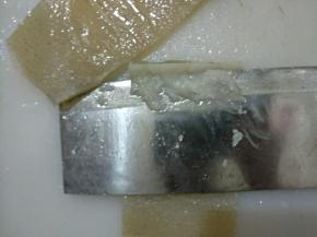 捞出拔去所有的猪毛，用刀刮去油脂。