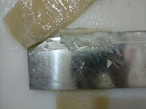 捞出拔去所有的猪毛，用刀刮去油脂。