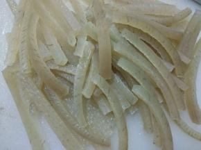 洗净切成细条状（越细越小越好）