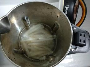 猪皮和盐放入美的豆浆机，加水至豆浆机上水位线，按“米糊”键直至豆浆机工作完成。重新再按“米糊”键第二次操作。（猪皮切小的话打一遍就可以了）