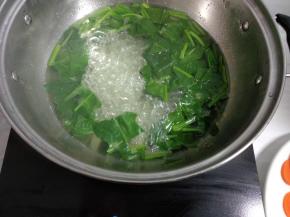 接着放入菠菜焯熟，捞出备用。