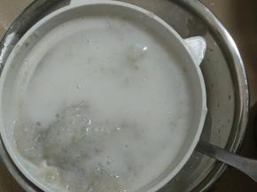 豆浆机工作完成后，将皮冻液过滤。