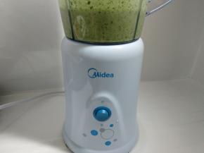 将一份皮冻液和熟菠菜放入美的料理机里搅拌成菠菜皮冻液。