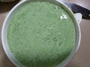 过滤菠菜皮冻液。