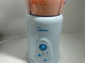 一份皮冻液和熟胡萝卜放入美的料理机搅拌成胡萝卜皮冻液。