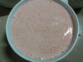 过滤胡萝卜皮冻液。