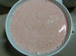过滤胡萝卜皮冻液。