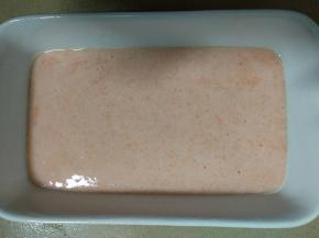 倒入胡萝卜皮冻液放入冰箱冷藏至凝固。