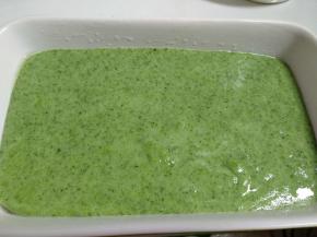 再倒入菠菜皮冻液入冰箱冷藏凝固。