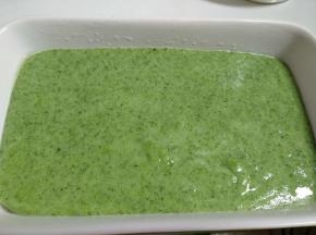 再倒入菠菜皮冻液入冰箱冷藏凝固。