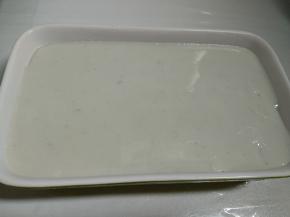 最后倒入白色皮冻液，这样就形成三层彩色皮冻。