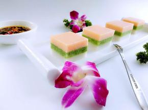 沾上酱汁即可开吃了。（也可换成自己喜欢的的酱料）