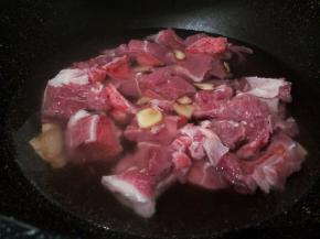 冷水下锅，加生姜片，料酒，开大火