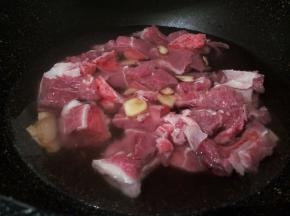 冷水下锅，加生姜片，料酒，开大火