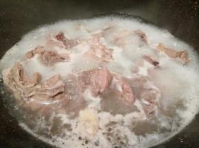 煮开，撇去沫子，煮2分钟，盛出，冲洗干净