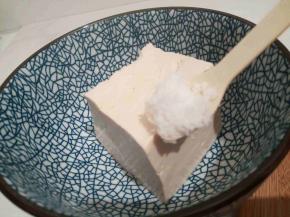 老豆腐，加盐，，加水，泡10分钟，去除豆腥味