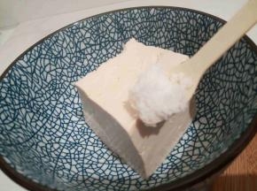 老豆腐，加盐，，加水，泡10分钟，去除豆腥味