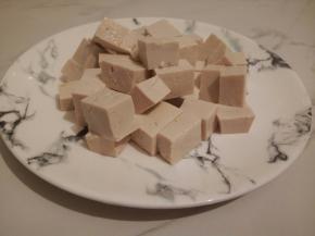 豆腐切小块，