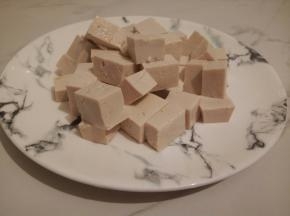 豆腐切小块，