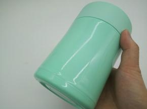 盖好盖子，上下摇晃，预热2分钟，水再倒掉