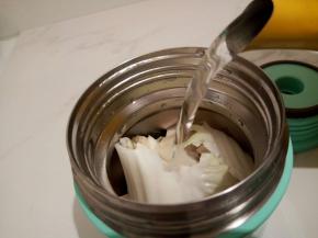 加入开水，盖好盖子摇晃一下，倒水，