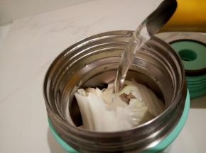 加入开水，盖好盖子摇晃一下，倒水，