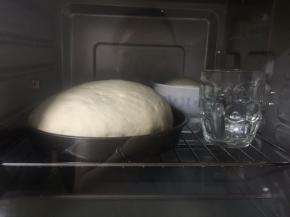 面团放入烤箱，加热水发酵，天气热，大约半小时，发至二倍大