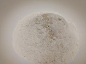 泡米期间我们来和面，中筋面粉里加入白糖酵母，