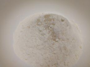 泡米期间我们来和面，中筋面粉里加入白糖酵母，