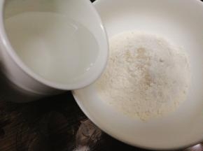 加入适量清水，边加水边搅拌