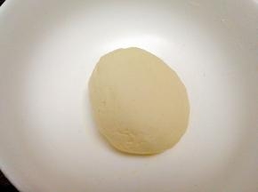 面和硬点，不能太软，揉至光滑，包上保鲜膜进行发酵。