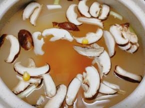 20分钟后面发好了，我们就可以先把海鲜粥煮上，米洗净，倒入砂锅里，陆续加入玉米粒，胡萝卜丁，新鲜香菇，葱头，盐，加入适量的水，大约砂锅的七、八分满即可