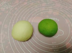 面团分成两个，一个揉进菠菜粉，揉至均匀，如图