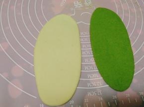取两个一样大的小剂子，用擀面杖擀成牛舌状