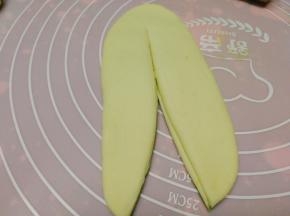再轻轻擀一下，用刀切开，但不能切断