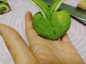 卷好后往里收，可以用水沾下，如图