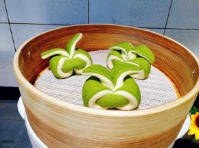 馒头明显增大说明二次发酵完成，放入砂锅上开锅后蒸10分钟即可，