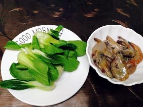 锅在忙了，我们现在准备青菜和虾