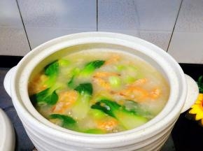 粥里加入青菜，虾，小火再煮5分钟即可