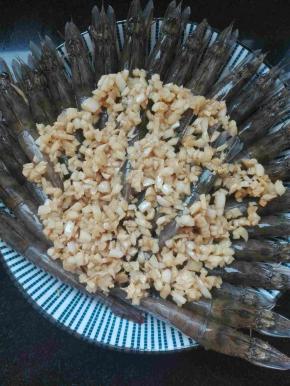 锅里倒入油，加热，关火。蒜泥入锅，加盐加糖加生抽～蒜蓉，泡椒码好在虾背上～