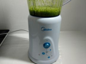 40克菠菜加入100克清水放入美的料理机，搅拌成菠菜汁。