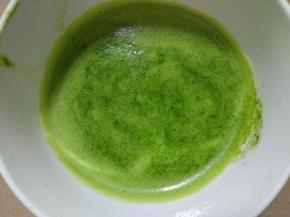 将菠菜汁过滤，取35克菠菜汁备用。