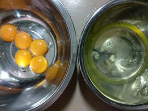 蛋黄和蛋白分离，蛋白打入干净无水无油的容器里。