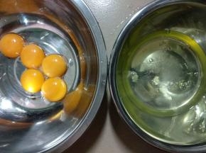 蛋黄和蛋白分离，蛋白打入干净无水无油的容器里。